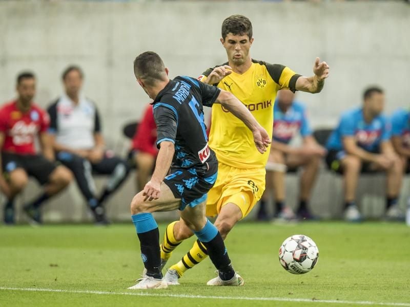 Neapels Mario Rui (l) und Dortmunds Christian Pulisic kämpfen um den Ball. Foto: David Inderlied