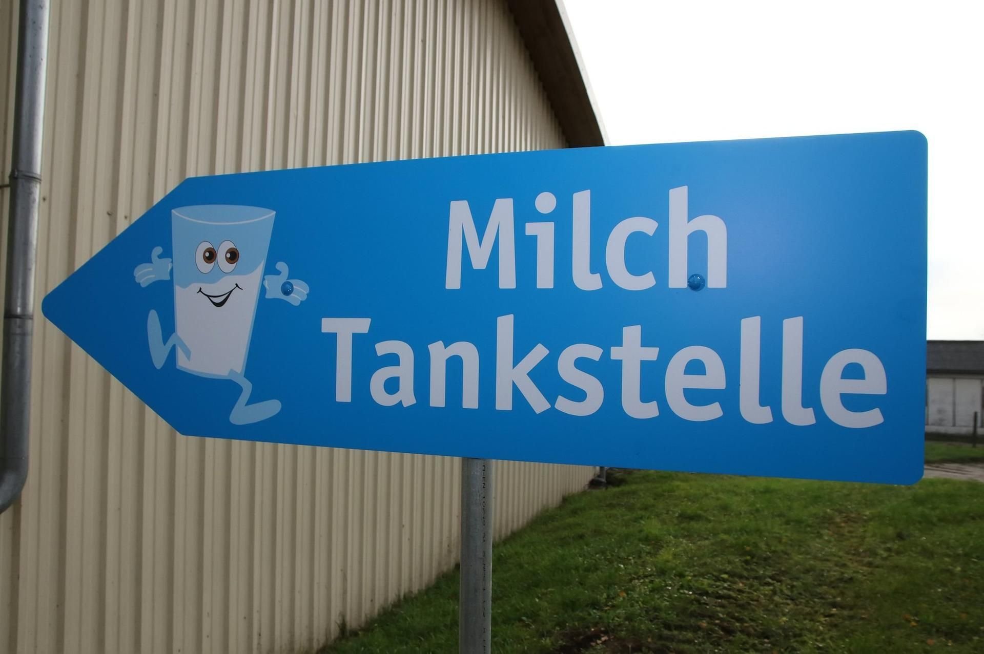 Schild an der ersten Milchtankstelle im Altkreis Sangerhausen: Agrar Riestedt.
