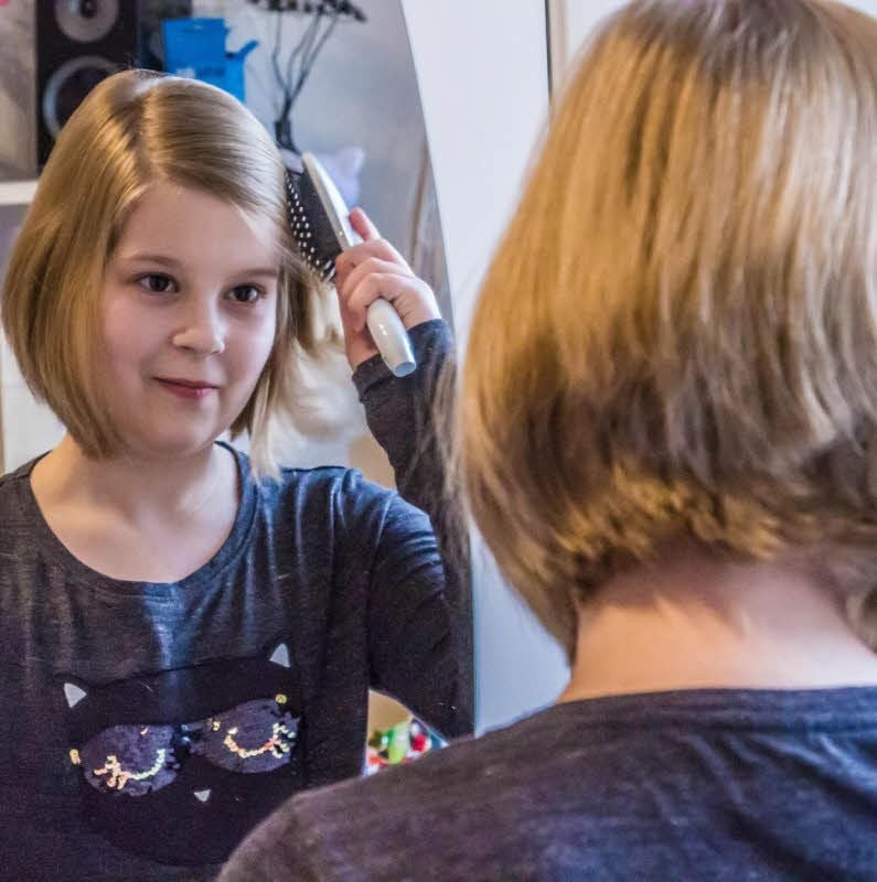 Jasmin hat es wieder getan - sie stiftete ihre Haarpracht für Krebspatienten, die eine Perücke brauchen.