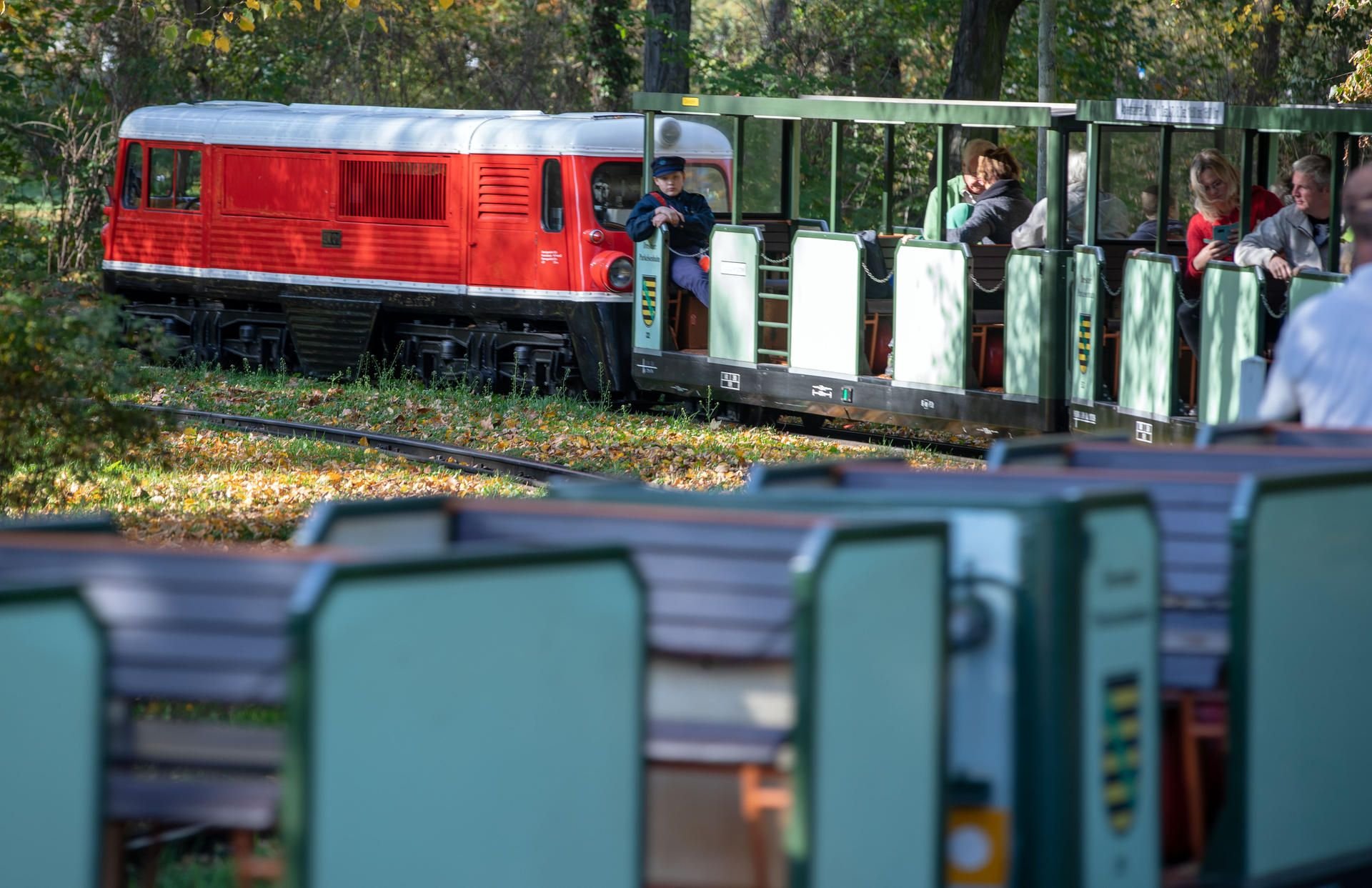 Die Dresdner Parkeisenbahn wird zum Teil von Kindern und Jugendlichen organisiert.
