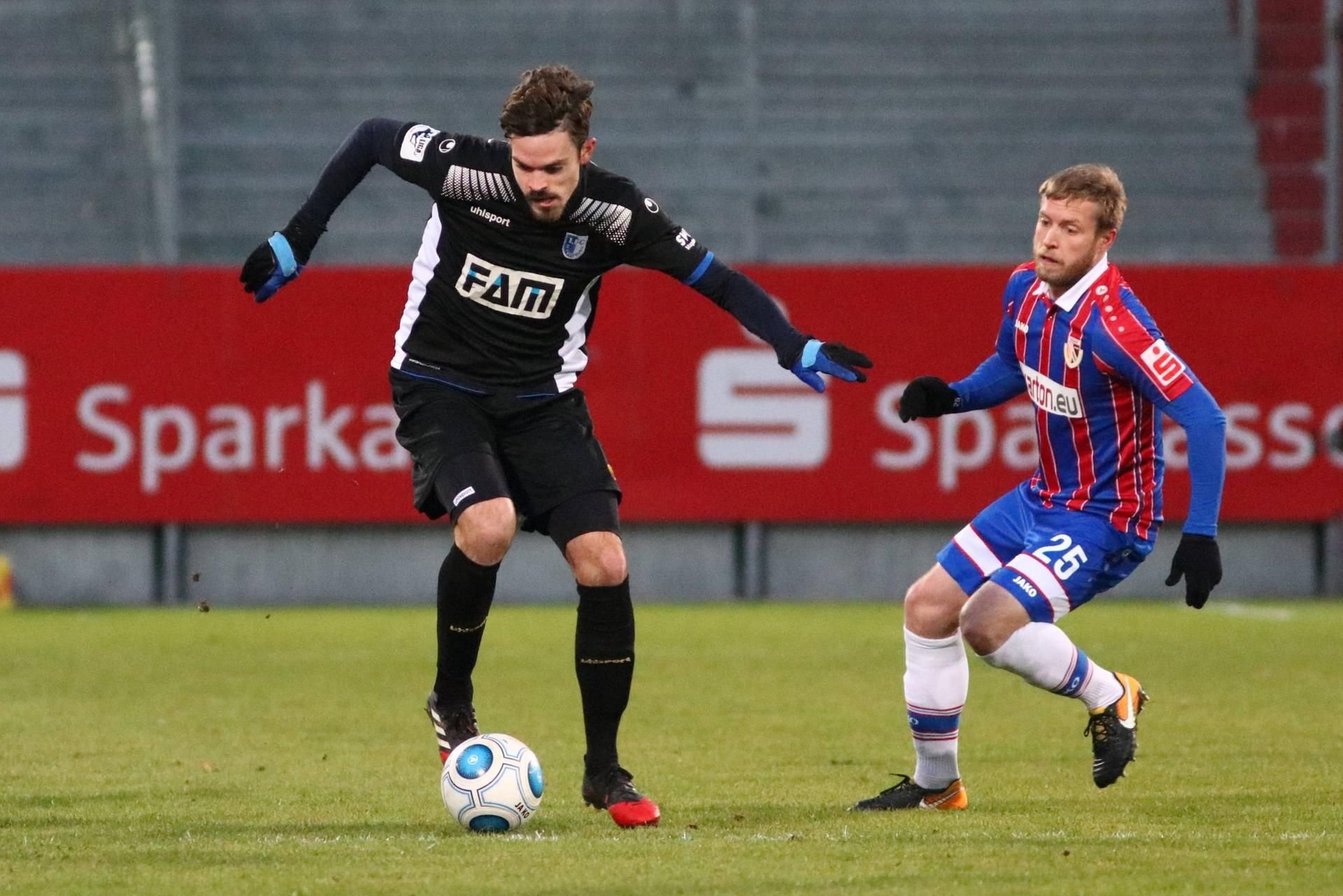 Dennis Erdmann läuft dem Cottbusser Marcel Baude (rechts) davon.