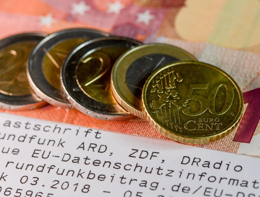 Seit Jahren steht der öffentlich-rechtliche Rundfunk wegen der Zwangsbeiträge in der Kritik. Doch der Rundfunkbeitrag ist mit dem Grundgesetz vereinbar, urteilte das Bundesverfassungsgericht.
