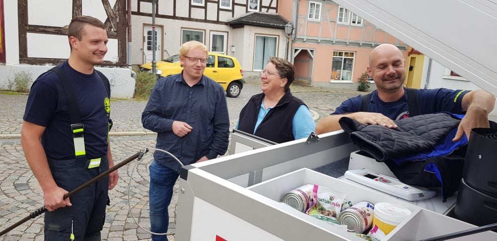 Tino Hahn (von links), stellvertretender Ortswehrleiter in Königerode, Christian Herzer von der Ordnungsverwaltung, Annegret Helmhold, die Vorsitzende des Hundesportvereins und Feuerwehrmann Kai Stets gehören zur Tierrettung. Seit anderthalb Jahren kümmern sie sich um entlaufene Hunde.