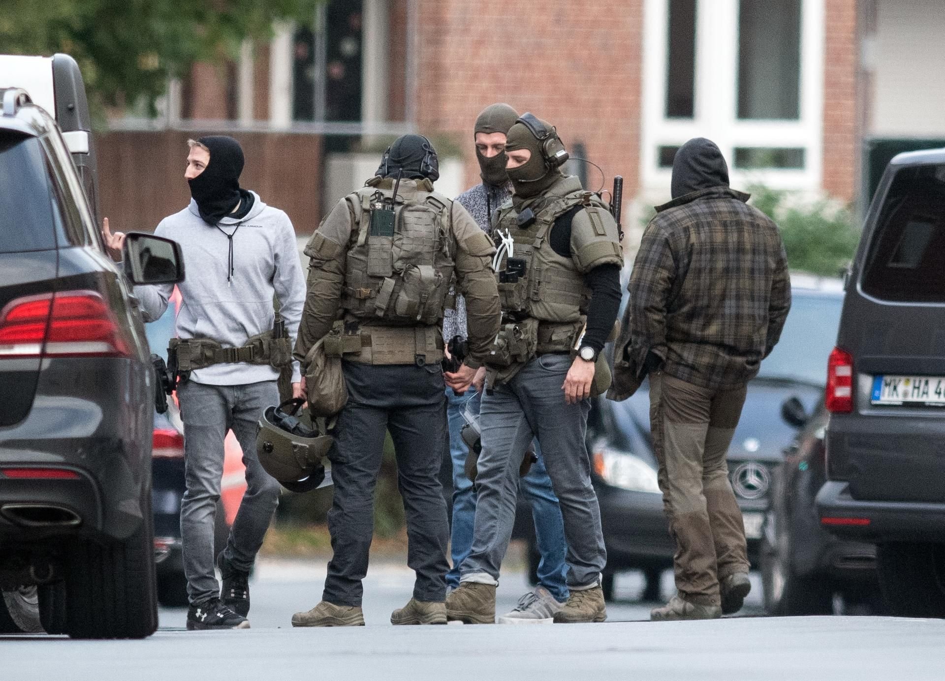 Spezialkräfte der Polizei nach dem Einsatz in der JVA Münster. Ein Insasse hatte eine Mitarbeiterin bedroht und als Geisel genommen.
