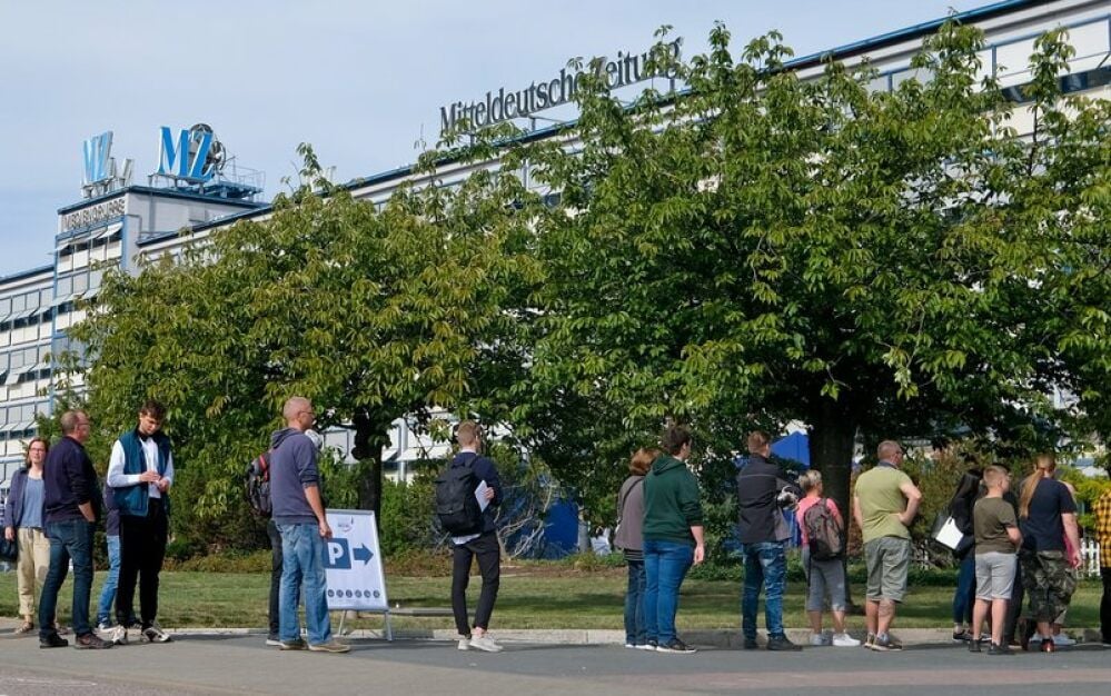 Andrang: Vor dem Medienhaus stehen die Besucher Schlange.