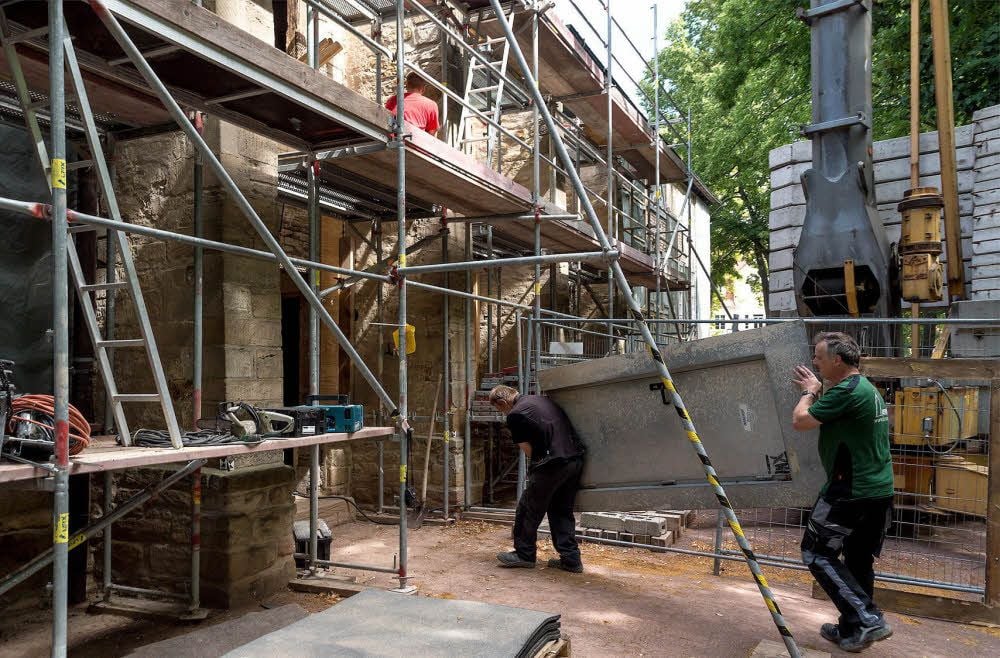 Das Goethe-Theater in Bad Lauchstädt hat sich eine Großbaustelle verwandelt. Wegen der Staubbelastung ruht derzeit auch der Spielbetrieb.
