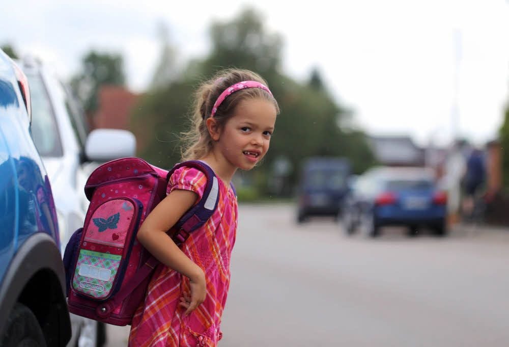 Eltern sollten den Schulweg mit ihren Abc-Schützen vor Beginn der Schule üben. Dabei empfiehlt der Deutsche Verkehrssicherheitsrat, nicht von dem einmal festgelegten Weg abzuweichen.