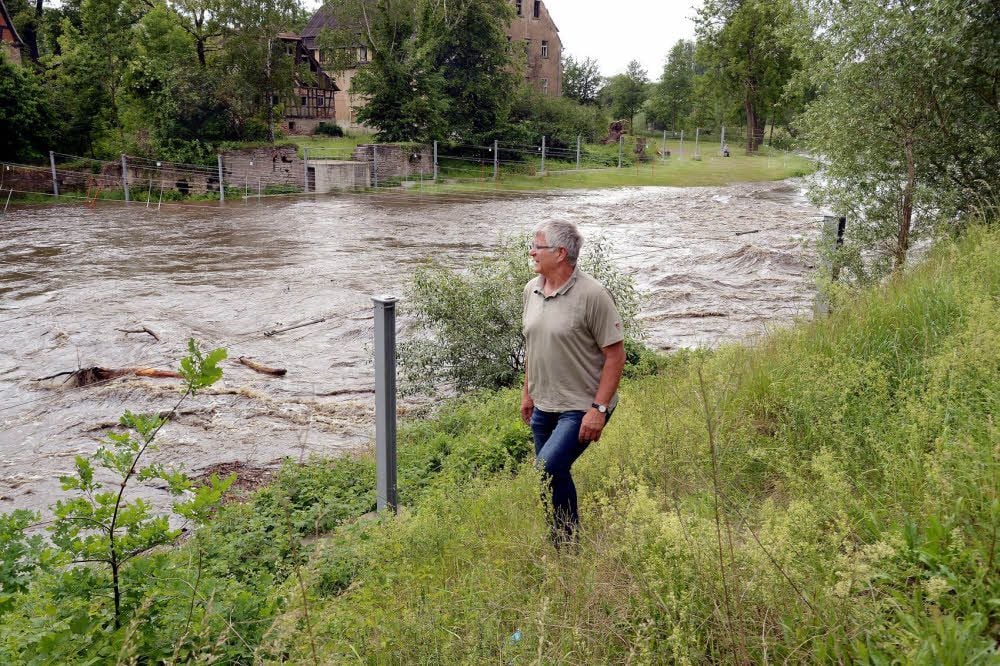 Normalerweise wird freitags hier trainiert. Kanuchef Ulf Krause schaut sich das bedrohliche Wildwasser an.