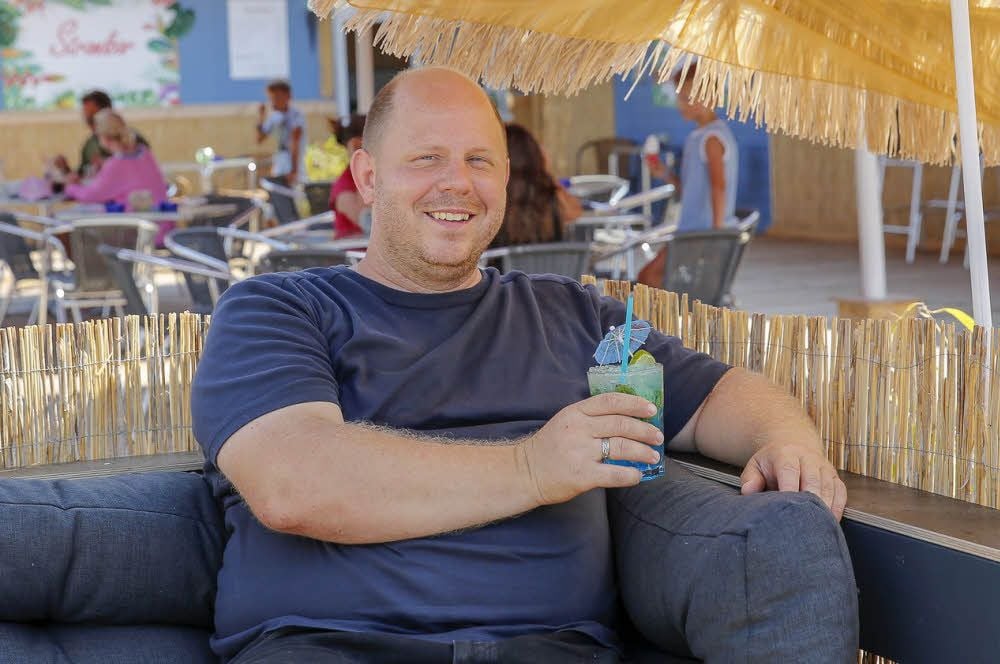 Sebastian Kaßner genießt in seiner Strandbar am Hafen Braunsbedra einen alkoholfreien Cocktail.