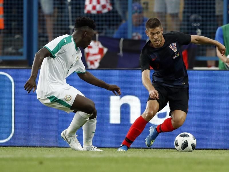 Der Kroate Andrej Kramaric (r) behauptet sich am Ball gegen Lamine Gassama aus Senegal. Foto: Darko Bandic/AP
