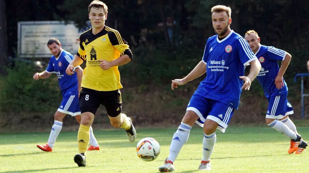 Westerhausen will mit Eicke Timpe (blau) vor Kreveses Jan Grünwald (li.) auch im fünften Landesliga-Punktspiel ungeschlagen bleiben.