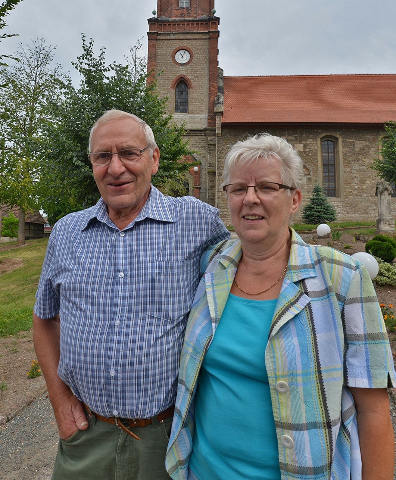 Rosemarie und Gerd Lange vor der Kirche in Mehringen
