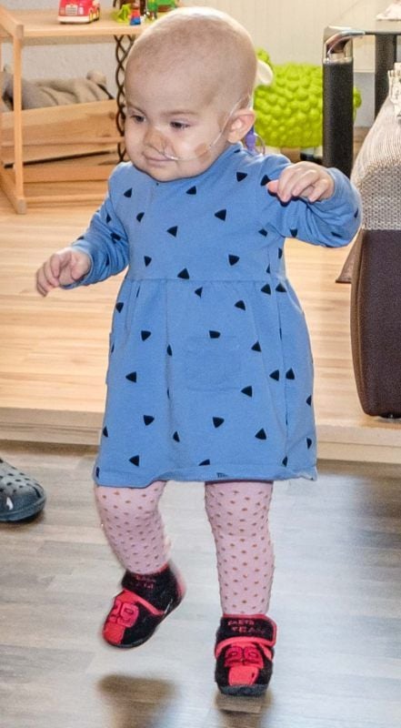 Schritte - zurück ins Leben: Maike hat Leukämie. Nach einer Stammzelltransplantation geht es der kleinen Bülzigerin besser, die Familie hofft.