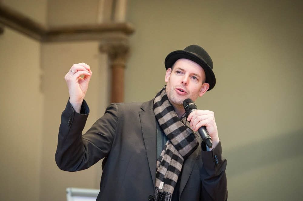 Der Berliner Autor Bastian „Bas“ Böttcher zählt zu den bekanntesten Slam-Poeten des Landes und gilt als Vorreiter des Genres, das mittlerweile auch zu einem Thema in Schulen wird.