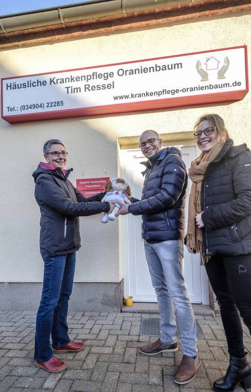 Maskottchenübergabe. Zum 15. Januar übergibt Ute Czesnat ihren Krankenpflegedienst an Tim Ressel und dessen Ehefrau Theresa.