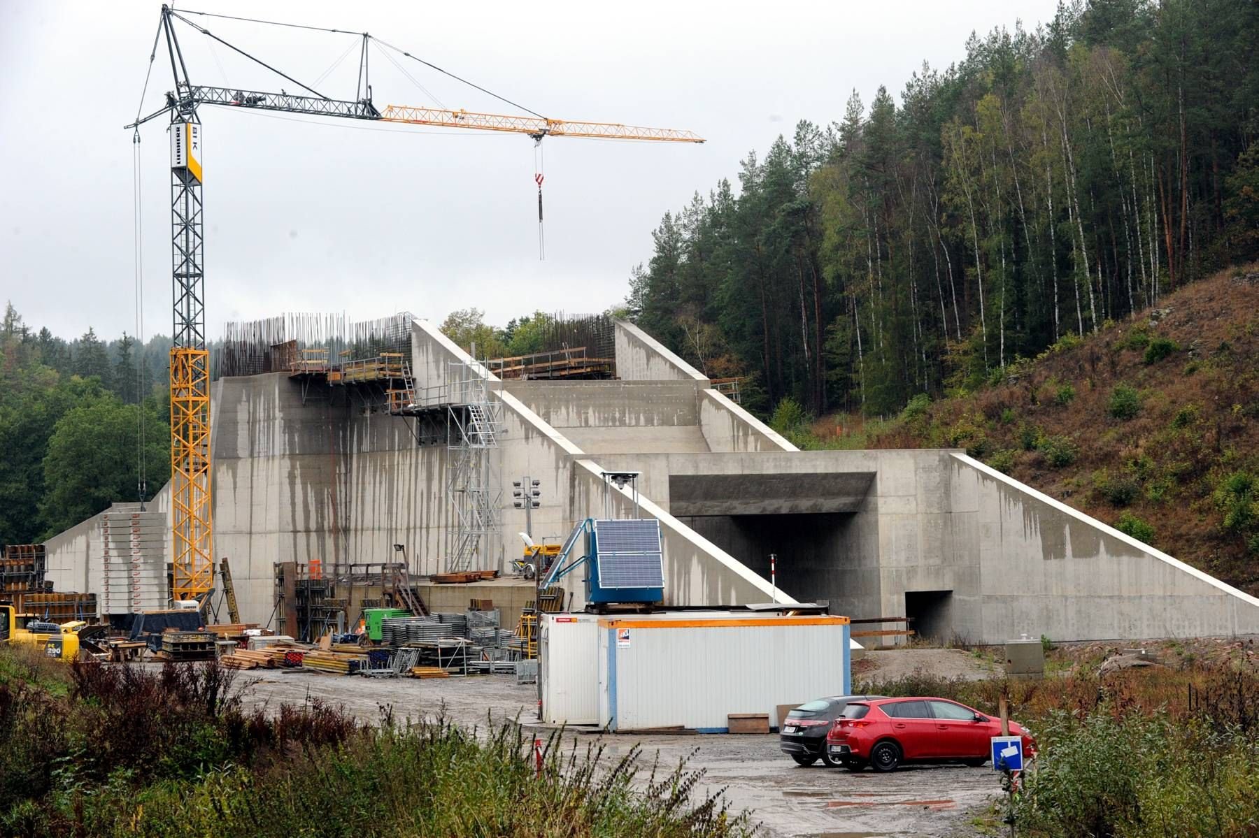 Das Durchlassbauwerk aus Beton im Wippertal ist nahezu fertig. Doch um die Aufschüttung des Damms bei Wippra gab es monatelang ein Tauziehen zwischen dem Talsperrenbetrieb und Naturschützern.