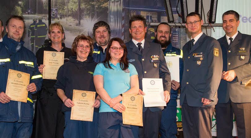 Langjährig im Dienst (v.l.): Alexander Fritsche, Anja Freitag, Gabriela Karius, Lars Kakoschky, Susann Böhme, Sven Sondershausen und René Scherling. Im Bild mit Ortsbeauftragten Andreas Beuthan und Landesbeauftragten Sebastian Gold (r.).