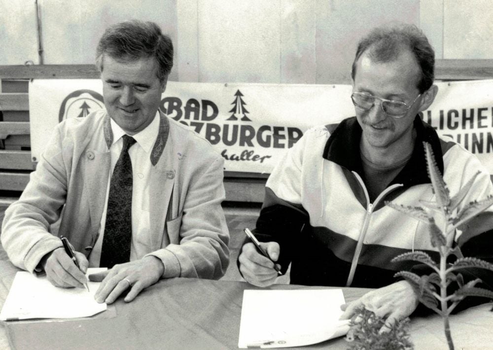 Andreas Bürkner (rechts) und Hans-Dieter Beck bei der Vertragsunterzeichnung im Juni 1990 in Quedlinburg.