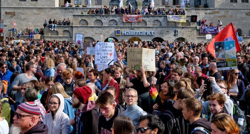 So viele Teilnehmer wie nie zogen am Freitag für mehr Klimaschutz durch Halle. Die Demo begann am Hallmarkt, der komplett gefüllt war.