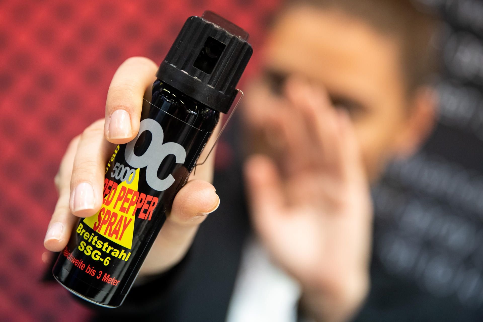 Pfefferspray ist ein Reizstoff, der gegen Menschen und Säugetiere wirkt. Es wird in den meisten Fällen zur Selbstverteidigung gegen Haushunde, Wildtiere oder Menschen als Abwehrmittel bzw. Distanzwaffe mitgeführt.