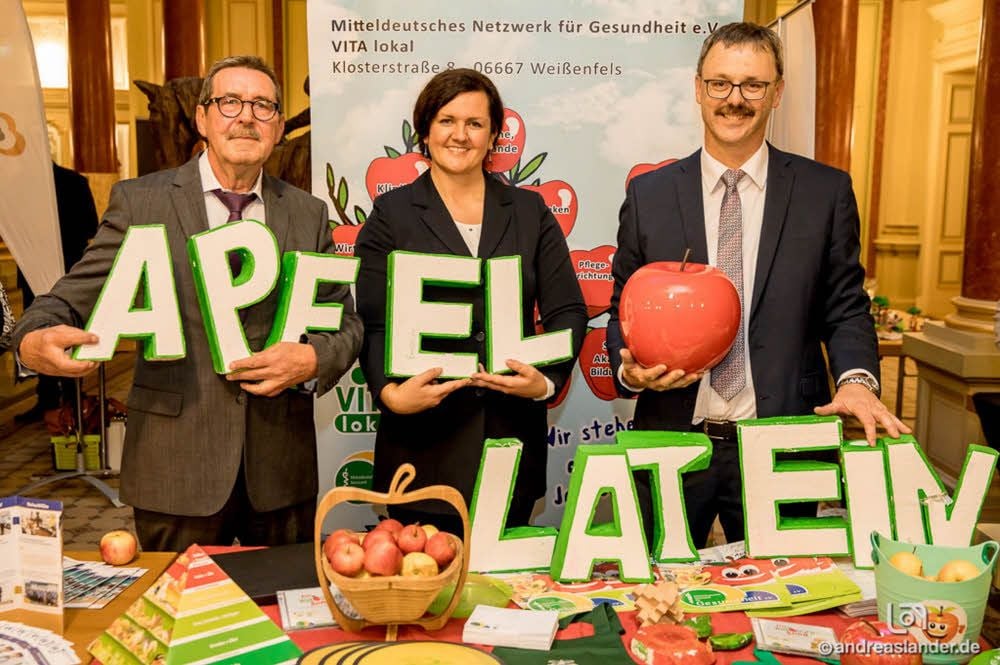 Stellen in der Magdeburger Staatskanzlei das Gesundheitsprojekt „Apfel-Latein“ vor: Roland Harlaux (l.), Marika Hesse und Michael Schwarze.