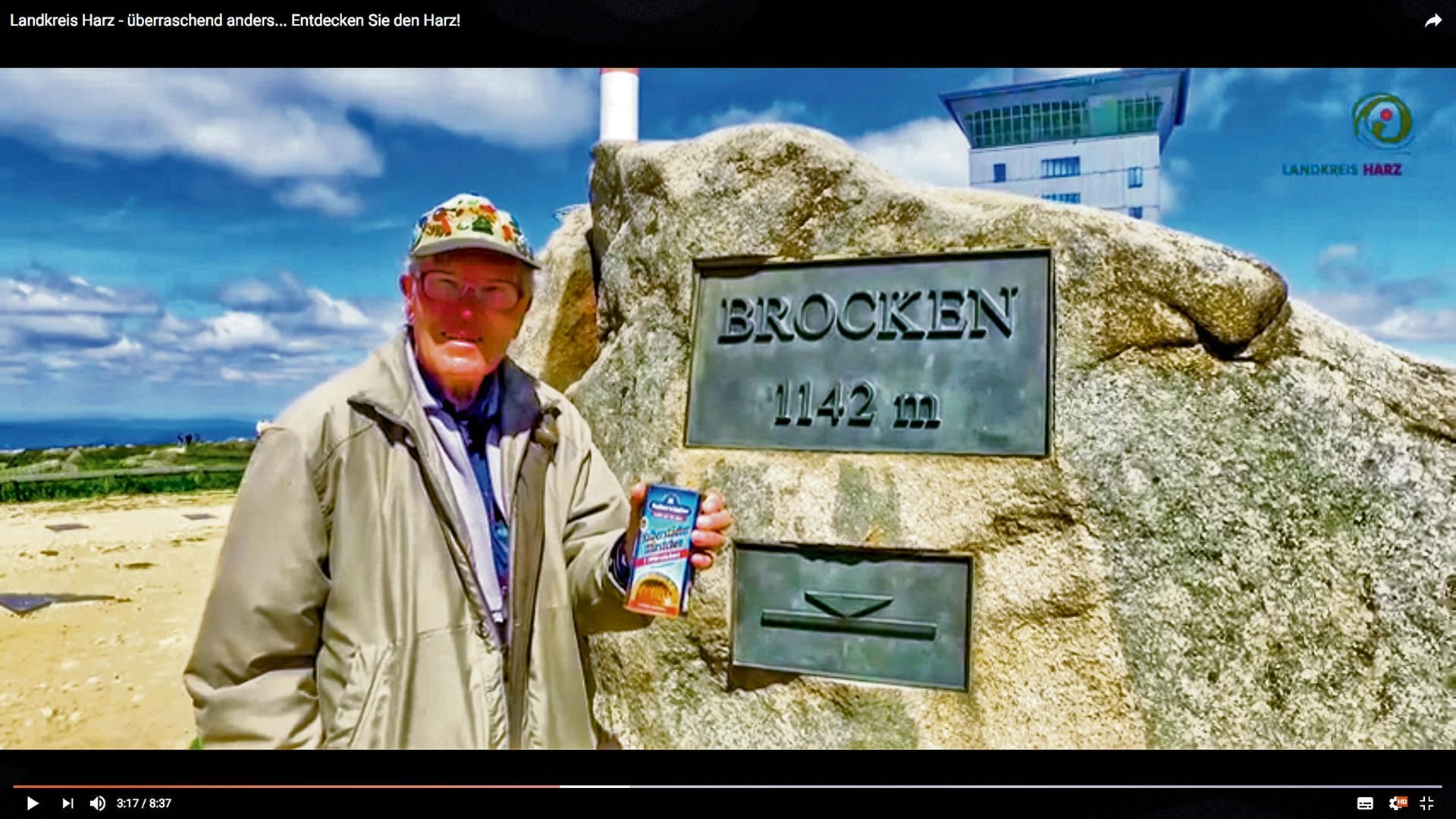 Nach drei Minuten präsentiert Benno Schmidt alias „Brocken-Benno" eine Dose Halberstädter Würstchen.
