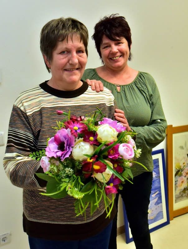 Für ihren engagierten Einsatz im Frauenhaus gibt es für Christine Lippek zum Internationalen Frauentag Blumen, die ihr von der Leiterin der Weißenfelser Einrichtung, Birgit Peterz, überreicht wurden.