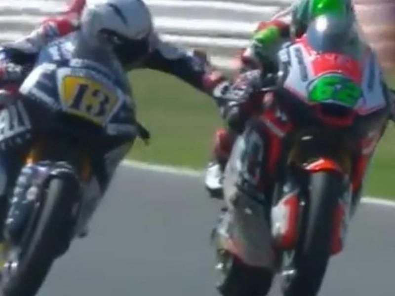 Romano Fenati (l) fasst seinem Konkurrenten Stefano Manzi bei voller Fahrt Stefano Manzi an die Bremse. Foto: Motogp.Com/Europa Press
