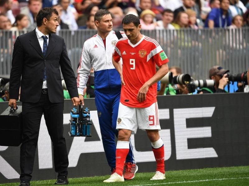 Alan Dsagojew verlässt verletzt im Spiel gegen Saudi-Arabien den Platz. Foto: Federico Gambarini
