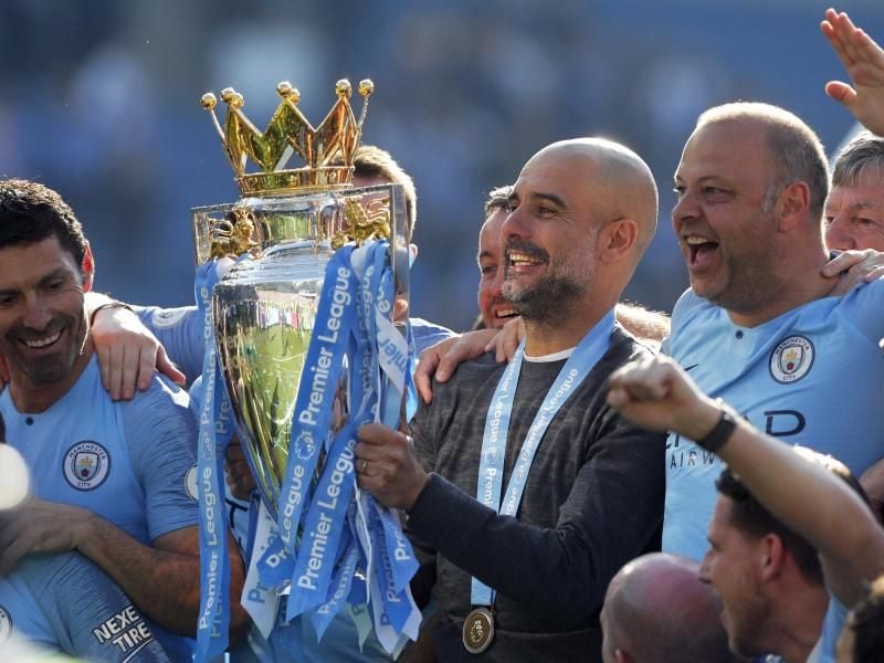 Trainer Pep Guardiola (M) ist mit Manchester City englischer Meister geworden. Foto: Frank Augstein/AP