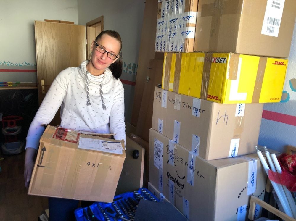 Désirée Müller steht in ihrer Wohnung in Gerstewitz vor gepackten Umzugskisten.