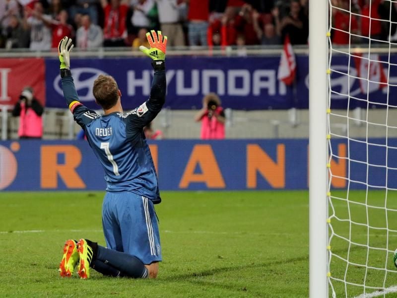 Zweimal musste Keeper Manuel Neuer bei der deutschen 1:2-Testspielpleite in Klagenfurt gegen Österreich hinter sich greifen. Foto: Christian Charisius