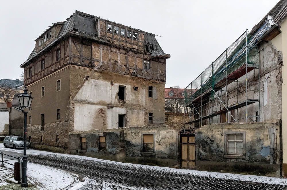 Von Hohmanns Mühle im Stadtzentrum von Mücheln wurde kürzlich der Mittelteil abgerissen.