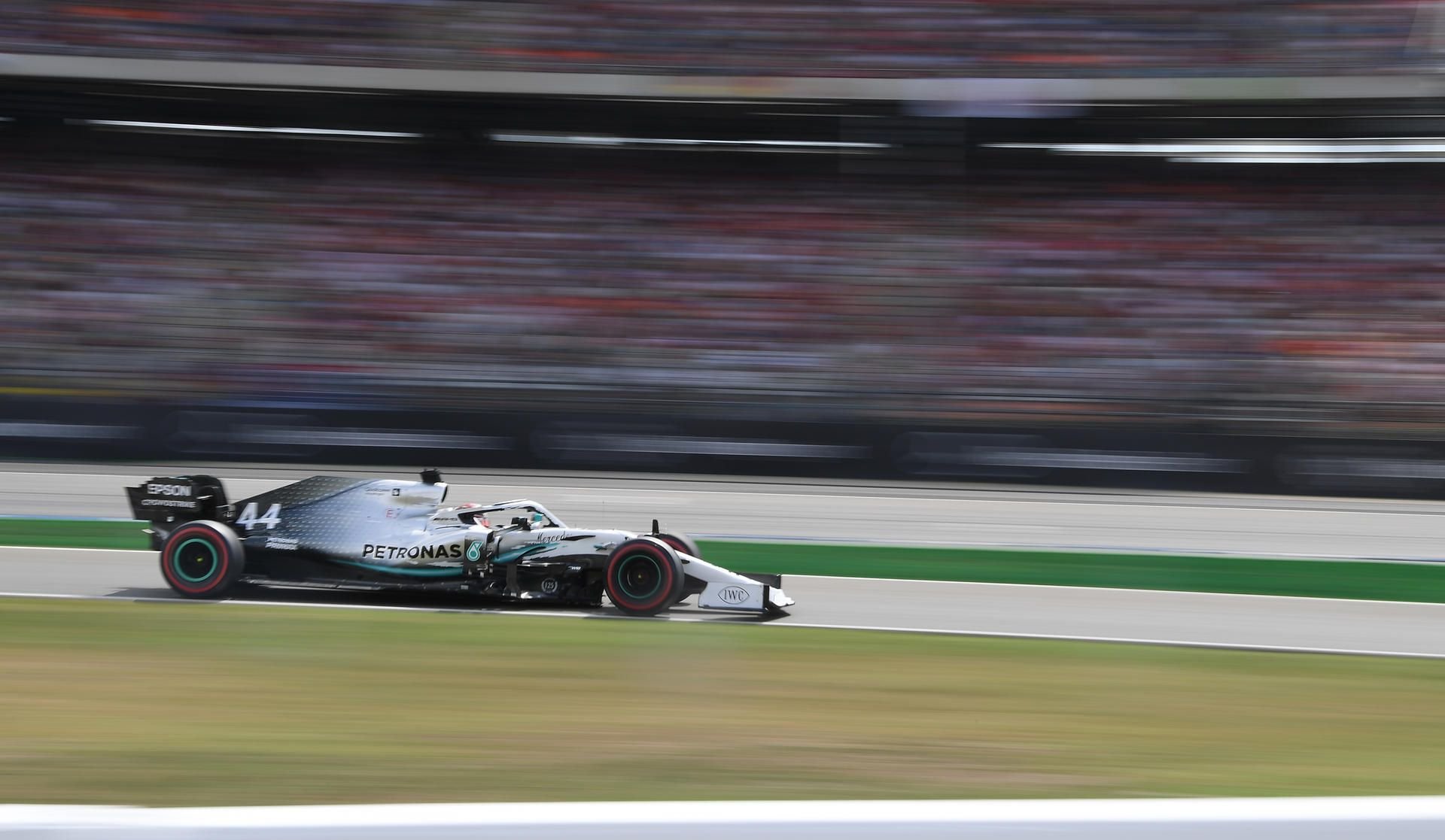 Lewsi Hamilton raste in Hockenheim an die Spitze.