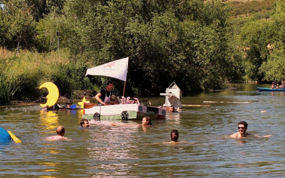 Nach der Karambolage folgt ein Bad im kühlen Nass.