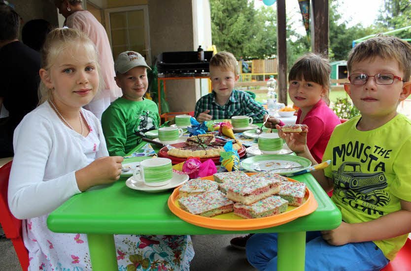 Der Kuchen schmeckte beim Zuckertütenfest den künftigen Schulkindern Amy-Carmen Schulze, Lukas Müller, Luan Niendorf, Lynn Hilse und Tony Sachse (v.l.) besonders gut.
