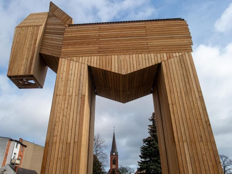 Das Pferd aus Lärchenholz und Stahl soll Anfang April für die Öffentlichkeit begehbar sein und ist nach Angaben des Wickelmann-Museums das größte trojanische Pferd der Welt. Foto: Klaus-Dietmar Gabbert/dpa-Zentralbild/dpa