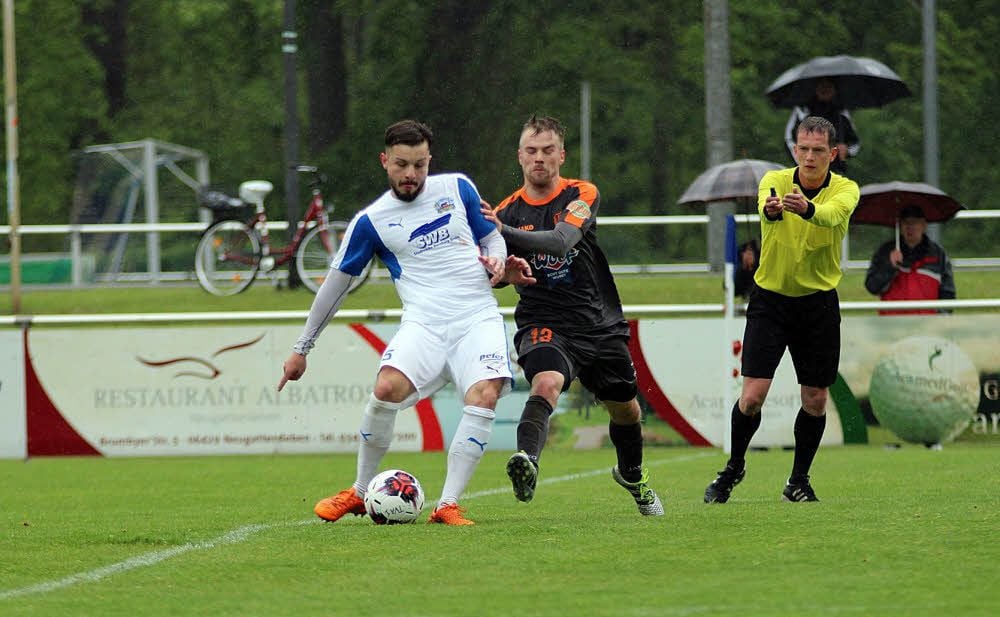 Zweikampf zwischen Bernburgs Nicolas-Peter Weber (links) und Stefan Raßmann vor den Augen von Referee Marcel Riemer.