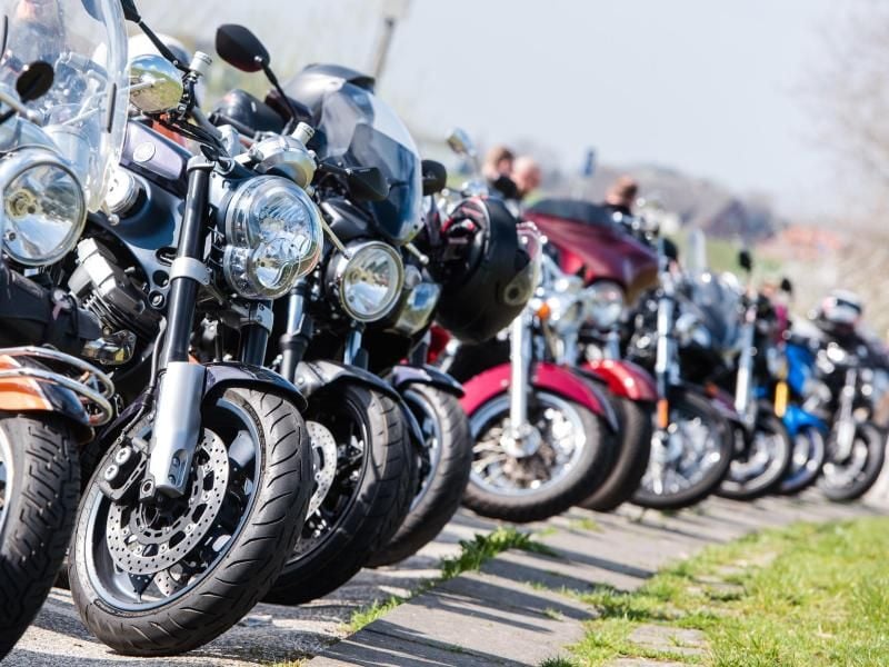 Motorräder stehen in der Sonne. Foto: Daniel Bockwoldt/Archiv
