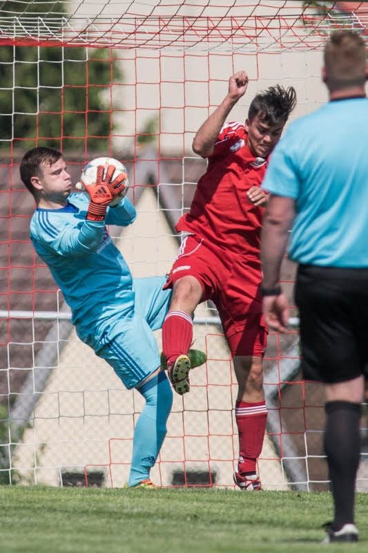 RSK-Keeper Till Klippel - hier mit dem achtfachen Lauchaer Torschützen Thomas Elste - war in allen 28 Landesklasse-Partien der Saison dabei.