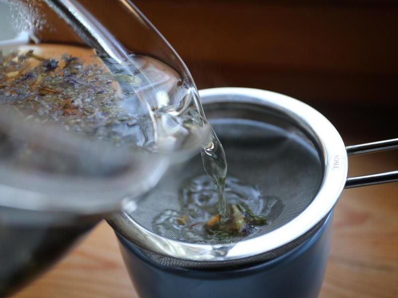 Nur wenige Kräutertees erhalten die Bestnote. Gut schneiden dagegen Produkte aus konventionellem Anbau von Discountern ab. Foto: Karl-Josef Hildenbrand