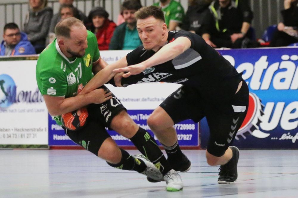 Mit Haken und Ösen: Apoldas Nick Heinemann (links) versucht Pit Seifert aufzuhalten.
