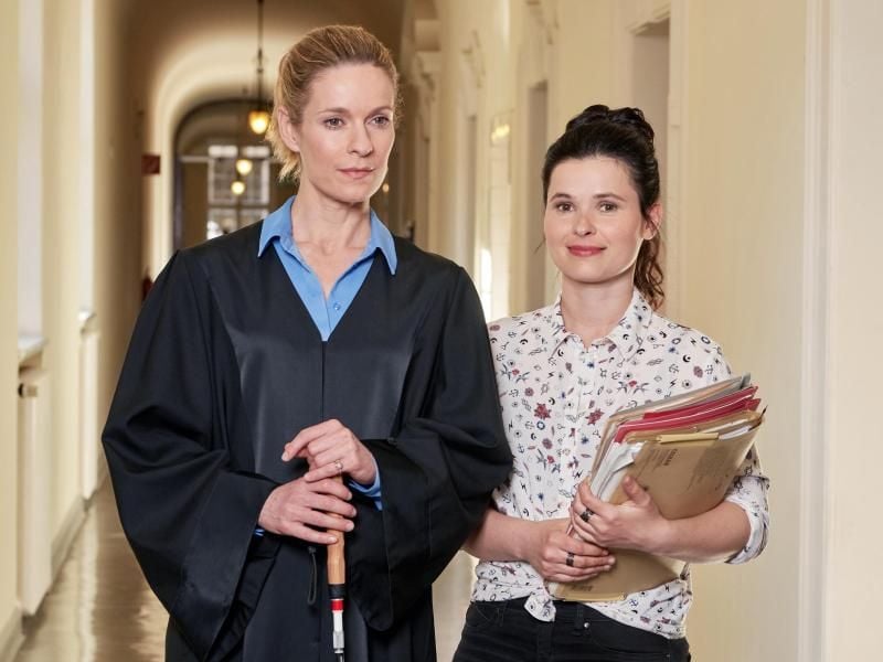 Die ambitionierte Anwältin Romy Heiland (Lisa Martinek, l) und ihre Assistentin Ada Holländer (Anna Fischer). Foto: Reiner Bajo
