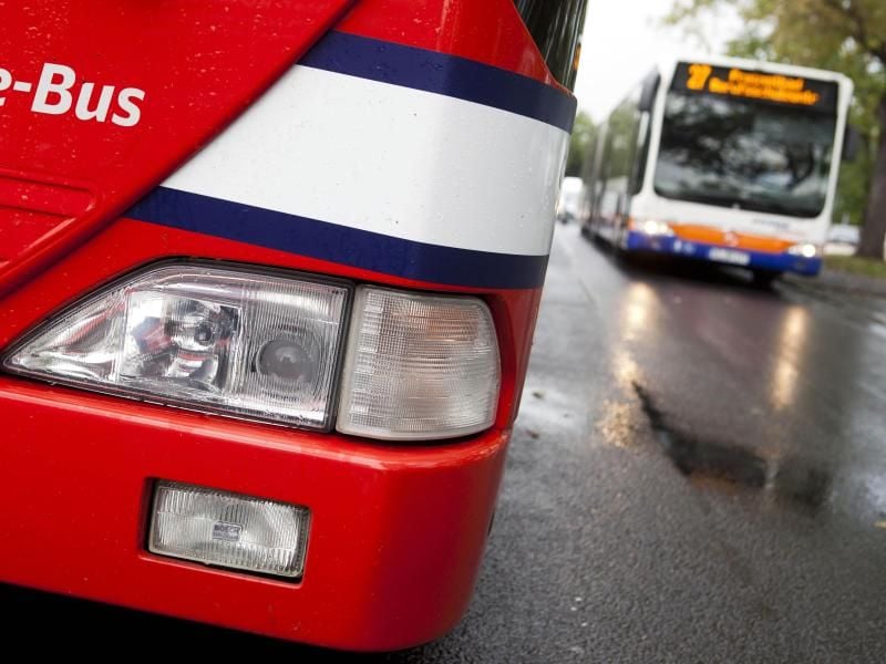 Insgesamt wurden rund 50.000 Untersuchungen ausgewertet, die bei Bussen jedes Jahr vorgeschrieben sind. Foto: Frank Rumpenhorst/dpa/Archiv