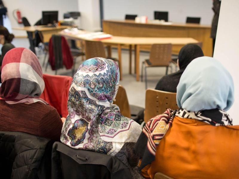 Frauen mit Kopftüchern sitzen im Berliner Arbeitsgericht, wo über das Kopftuchverbot für Lehrerinnen an Berliner Schulen am in Berlin verhandelt wird. Foto: Jörg Carstensen/Archiv