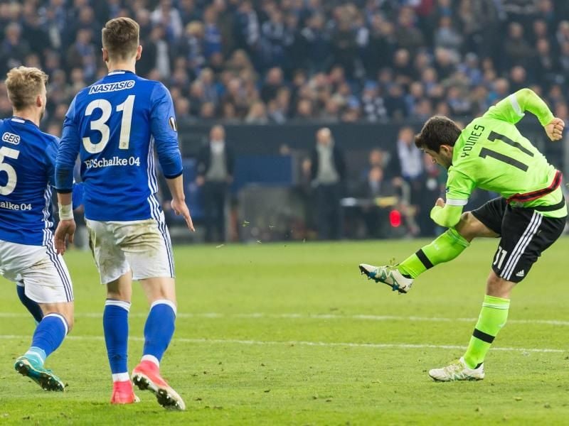 Amsterdams Amin Younes traf gegen den FC Schalke zum 2:3. Foto: Guido Kirchner