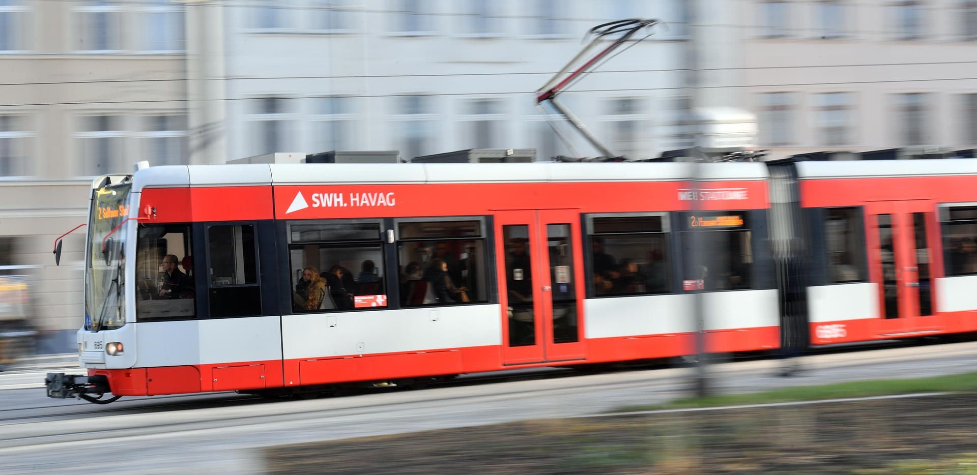 Eine Straßenbahn fährt in Halle über das Steintor.