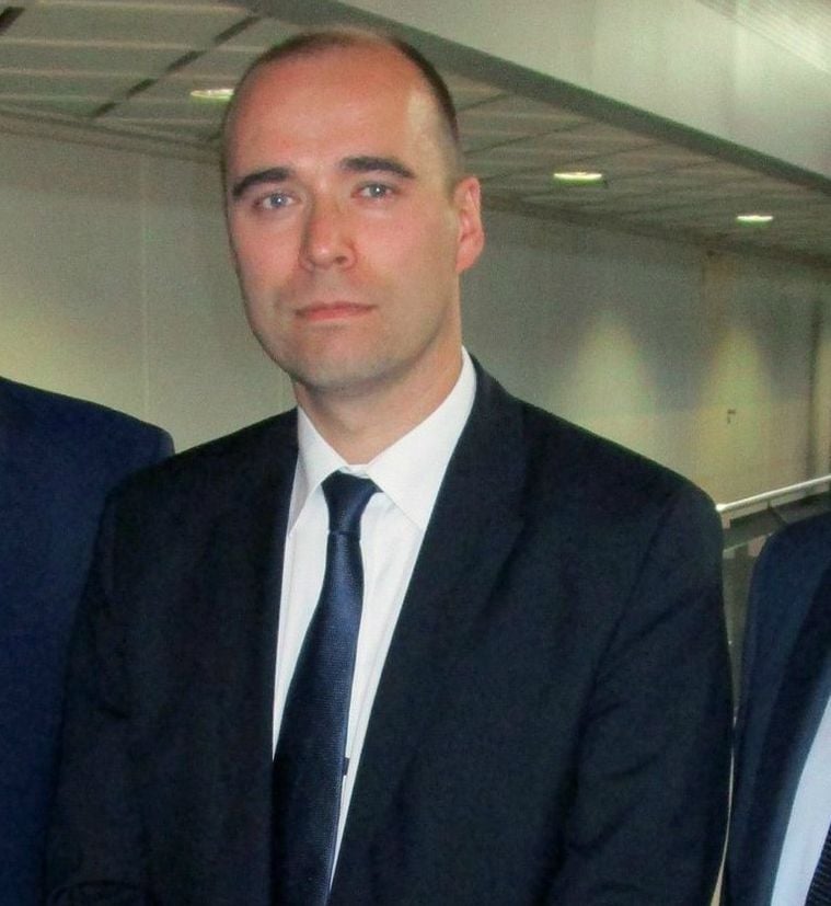 Johannes Jähn verlässt den Flughafen Leipzig/Halle. (Archivfoto)