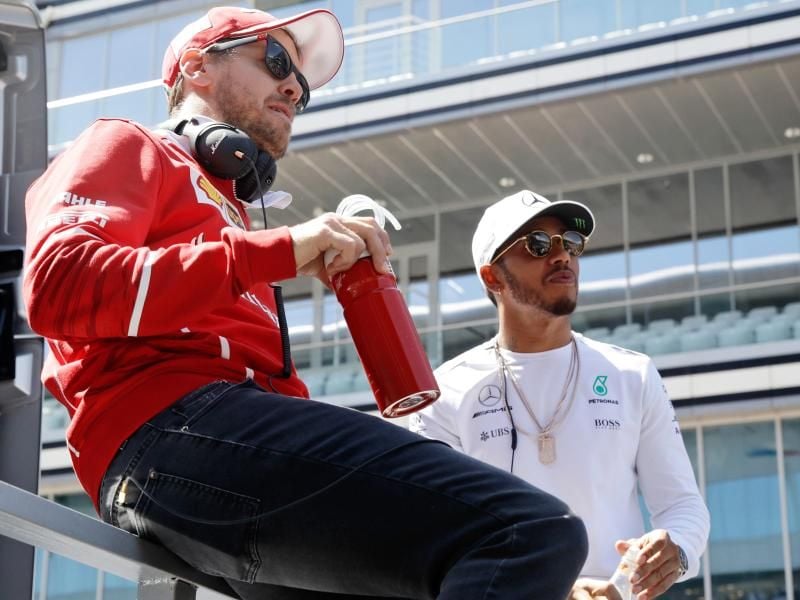 Konkurrenten: Sebastian Vettel (l) und Lewis Hamilton. Foto: Pavel Golovkin/AP