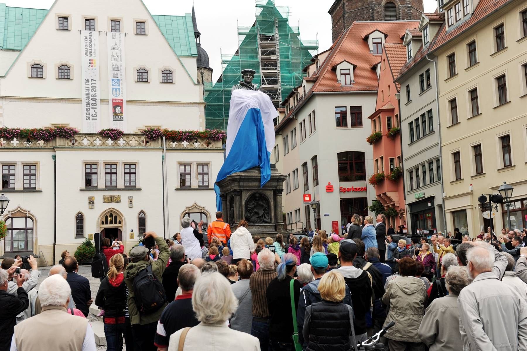 Das Denkmal des Reformators Martin Luther ist auf dem Eisleber Markt feierlich enthüllt worden.